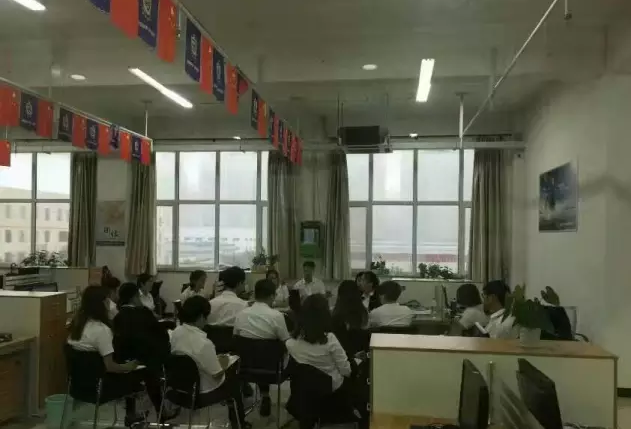  家人們激烈討論