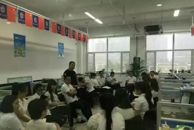 家人們開展學(xué)習(xí)探討活動(dòng)。 