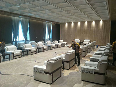 乾港集團(tuán)的施工師傅們正在進(jìn)行除甲醛施工 乾港集團(tuán)的施工師傅們正在進(jìn)行除甲醛施工